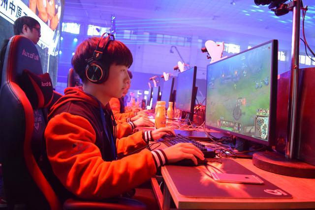  吴越朱雀队鏖战中原战狼队，射击大奖赛险胜，核心复出即建功。