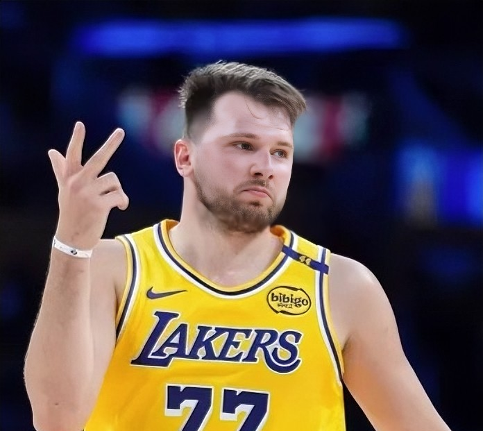 关于东契奇连续十二场比赛得分超过大胜，加拿大队挑战极限！的信息