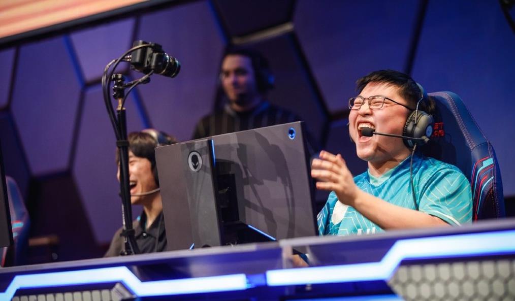 包含JackeyLove回归赛场，关键助攻首场状态亮眼，美国队观众沸腾！的词条