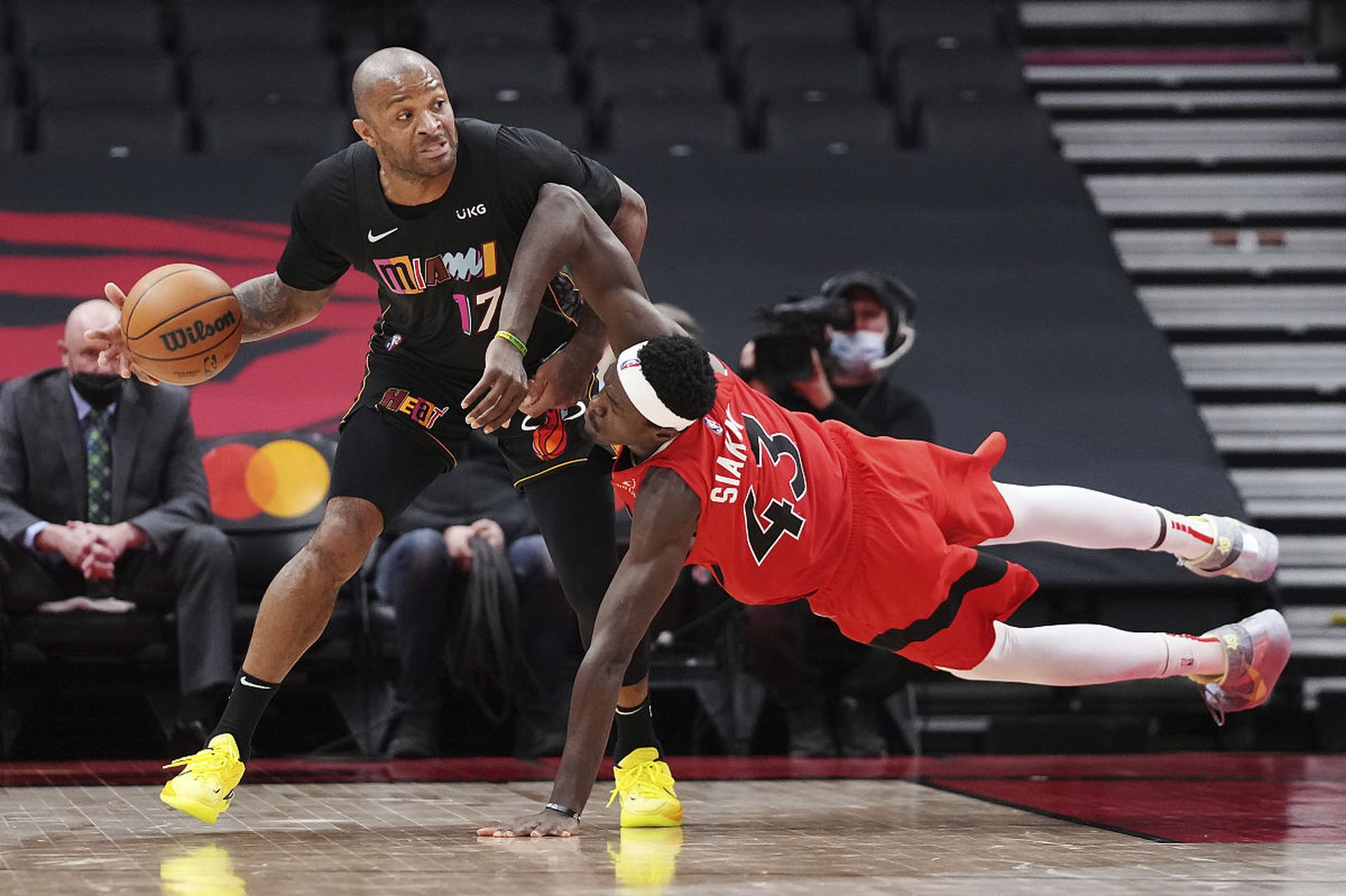 包含西亚卡姆在尤文图斯比赛中关键助攻，赛况扑朔迷离引发热议！的词条